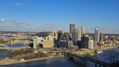 Şehrin gökdelenleri ve renkli parlak renklere sahip kentsel binaları ile modern ve klasik mimarinin yer aldığı gökyüzü çizgisi, metropol yaşamı ve mimari çeşitliliğin özünü yakalıyor..