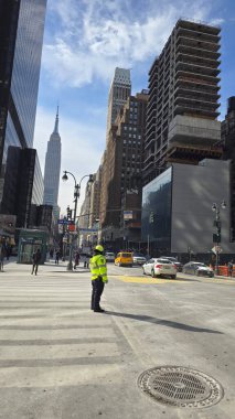 Şehrin gökdelenleri ve renkli parlak renklere sahip kentsel binaları ile modern ve klasik mimarinin yer aldığı gökyüzü çizgisi, metropol yaşamı ve mimari çeşitliliğin özünü yakalıyor..