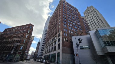 Şehrin gökdelenleri ve renkli parlak renklere sahip kentsel binaları ile modern ve klasik mimarinin yer aldığı gökyüzü çizgisi, metropol yaşamı ve mimari çeşitliliğin özünü yakalıyor..