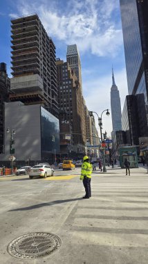 Şehrin gökdelenleri ve renkli parlak renklere sahip kentsel binaları ile modern ve klasik mimarinin yer aldığı gökyüzü çizgisi, metropol yaşamı ve mimari çeşitliliğin özünü yakalıyor..