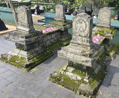 Antik atalarımız java kralı ve kraliçe mezarlarını Endonezya 'nın uzak köşelerinde, pembe çiçek yapraklarıyla süslenmiş geleneksel yosun kaplı taş mezarlarda, yeşil alanlarla çevrili huzurlu bir ortamda saygı ve kültür mirasını resmediyorlar.