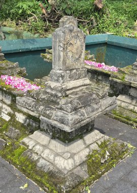 Antik atalarımız java kralı ve kraliçe mezarlarını Endonezya 'nın uzak köşelerinde, pembe çiçek yapraklarıyla süslenmiş geleneksel yosun kaplı taş mezarlarda, yeşil alanlarla çevrili huzurlu bir ortamda saygı ve kültür mirasını resmediyorlar.