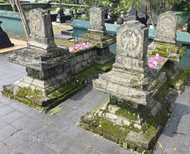 Antik atalarımız java kralı ve kraliçe mezarlarını Endonezya 'nın uzak köşelerinde, pembe çiçek yapraklarıyla süslenmiş geleneksel yosun kaplı taş mezarlarda, yeşil alanlarla çevrili huzurlu bir ortamda saygı ve kültür mirasını resmediyorlar.