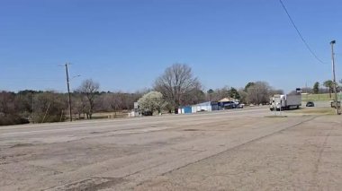 Taşıma gemisi Yarı-Kamyon Bir Kırsal Otoyolda Sürüşü, CDL Kamyon Amerika, Yarı kamyon ve römork ticari ulaşım, lojistik verimlilik ve profesyonel taşımacılık, Kel Knob, Arkansas, ABD, 20 Mart 2025