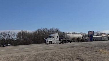 Taşıma gemisi Yarı-Kamyon Bir Kırsal Otoyolda Sürüşü, CDL Kamyon Amerika, Yarı kamyon ve römork ticari ulaşım, lojistik verimlilik ve profesyonel taşımacılık, Kel Knob, Arkansas, ABD, 20 Mart 2025