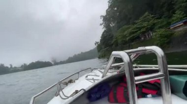 Lakeside View 'la Scenic Misty Gölü' nde sürat teknesi gezintisi, yemyeşil ve dingin kıyılarla çevrili sisli bir gölde sürat teknesinin heyecanı. Doğa ve macera aşıkları için mükemmel sükunet ve manzara güzelliği arayan