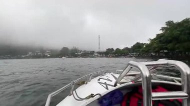 Lakeside View 'la Scenic Misty Gölü' nde sürat teknesi gezintisi, yemyeşil ve dingin kıyılarla çevrili sisli bir gölde sürat teknesinin heyecanı. Doğa ve macera aşıkları için mükemmel sükunet ve manzara güzelliği arayan