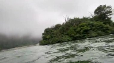 Lakeside View 'la Scenic Misty Gölü' nde sürat teknesi gezintisi, yemyeşil ve dingin kıyılarla çevrili sisli bir gölde sürat teknesinin heyecanı. Doğa ve macera aşıkları için mükemmel sükunet ve manzara güzelliği arayan