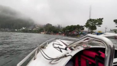 Lakeside View 'la Scenic Misty Gölü' nde sürat teknesi gezintisi, yemyeşil ve dingin kıyılarla çevrili sisli bir gölde sürat teknesinin heyecanı. Doğa ve macera aşıkları için mükemmel sükunet ve manzara güzelliği arayan