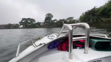 Lakeside View 'la Scenic Misty Gölü' nde sürat teknesi gezintisi, yemyeşil ve dingin kıyılarla çevrili sisli bir gölde sürat teknesinin heyecanı. Doğa ve macera aşıkları için mükemmel sükunet ve manzara güzelliği arayan