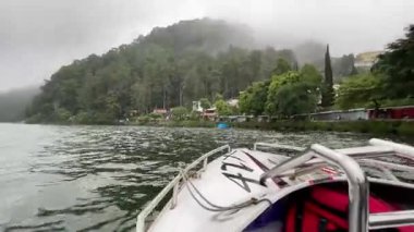 Lakeside View 'la Scenic Misty Gölü' nde sürat teknesi gezintisi, yemyeşil ve dingin kıyılarla çevrili sisli bir gölde sürat teknesinin heyecanı. Doğa ve macera aşıkları için mükemmel sükunet ve manzara güzelliği arayan