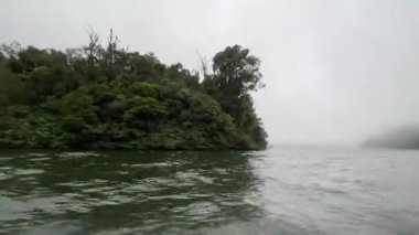 Lakeside View 'la Scenic Misty Gölü' nde sürat teknesi gezintisi, yemyeşil ve dingin kıyılarla çevrili sisli bir gölde sürat teknesinin heyecanı. Doğa ve macera aşıkları için mükemmel sükunet ve manzara güzelliği arayan