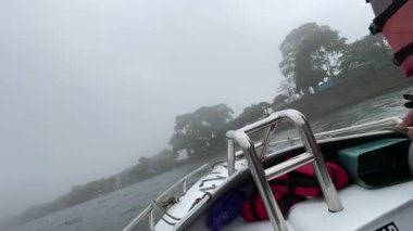 Lakeside View 'la Scenic Misty Gölü' nde sürat teknesi gezintisi, yemyeşil ve dingin kıyılarla çevrili sisli bir gölde sürat teknesinin heyecanı. Doğa ve macera aşıkları için mükemmel sükunet ve manzara güzelliği arayan