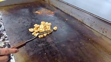 Profesyonel bir mutfak ızgarasında leziz ızgara sebze ve tavuk eti pişirmek, yemek pişirme becerileri ve zanaatkarlık. Lezzetli malzemeler ve sağlıklı yemekler..