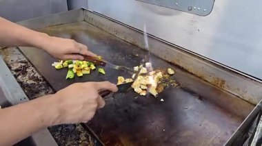 Profesyonel bir mutfak ızgarasında leziz ızgara sebze ve tavuk eti pişirmek, yemek pişirme becerileri ve zanaatkarlık. Lezzetli malzemeler ve sağlıklı yemekler..