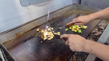 Profesyonel bir mutfak ızgarasında leziz ızgara sebze ve tavuk eti pişirmek, yemek pişirme becerileri ve zanaatkarlık. Lezzetli malzemeler ve sağlıklı yemekler..
