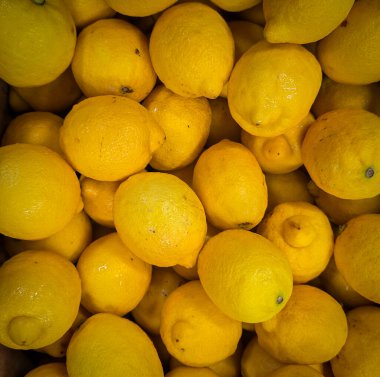 Parlak sarı limonlar bir araya toplanmış, aşçılık ve içecek kullanımları için uygun davetkar ve taze bir görünüm sunuyorlar, güneşli ve ferahlatıcı titreşimler uyandırıyorlar. Limon yığını. Taze, olgun limonların canlı bir görüntüsü. Zengin C vitamini, doğal ve fr.