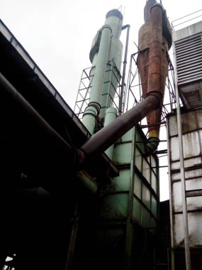 Kullanımdan kaldırılmış ahşap kaplama fabrikası, Eski Fabrika 'nın endüstriyel makineleri ve aletleri, yaşlanmakta olan bir ahşap fabrikasında bulunan Rusty büyük sanayi tesisleri, klasik bir endüstriyel titreşim yayıyor. Resim bozulma belirtilerini tasvir ediyor, si