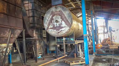 Kullanımdan kaldırılmış ahşap kaplama fabrikası, Eski Fabrika 'nın endüstriyel makineleri ve aletleri, yaşlanmakta olan bir ahşap fabrikasında bulunan Rusty büyük sanayi tesisleri, klasik bir endüstriyel titreşim yayıyor. Resim bozulma belirtilerini tasvir ediyor, si