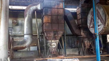 Kullanımdan kaldırılmış ahşap kaplama fabrikası, Eski Fabrika 'nın endüstriyel makineleri ve aletleri, yaşlanmakta olan bir ahşap fabrikasında bulunan Rusty büyük sanayi tesisleri, klasik bir endüstriyel titreşim yayıyor. Resim bozulma belirtilerini tasvir ediyor, si