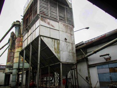 Kullanımdan kaldırılmış ahşap kaplama fabrikası, Eski Fabrika 'nın endüstriyel makineleri ve aletleri, yaşlanmakta olan bir ahşap fabrikasında bulunan Rusty büyük sanayi tesisleri, klasik bir endüstriyel titreşim yayıyor. Resim bozulma belirtilerini tasvir ediyor, si