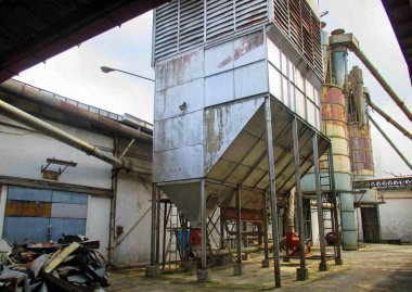 Kullanımdan kaldırılmış ahşap kaplama fabrikası, Eski Fabrika 'nın endüstriyel makineleri ve aletleri, yaşlanmakta olan bir ahşap fabrikasında bulunan Rusty büyük sanayi tesisleri, klasik bir endüstriyel titreşim yayıyor. Resim bozulma belirtilerini tasvir ediyor, si