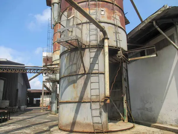 Kullanımdan kaldırılmış ahşap kaplama fabrikası, Eski Fabrika 'nın endüstriyel makineleri ve aletleri, yaşlanmakta olan bir ahşap fabrikasında bulunan Rusty büyük sanayi tesisleri, klasik bir endüstriyel titreşim yayıyor. Resim bozulma belirtilerini tasvir ediyor, si