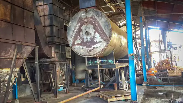 Kullanımdan kaldırılmış ahşap kaplama fabrikası, Eski Fabrika 'nın endüstriyel makineleri ve aletleri, yaşlanmakta olan bir ahşap fabrikasında bulunan Rusty büyük sanayi tesisleri, klasik bir endüstriyel titreşim yayıyor. Resim bozulma belirtilerini tasvir ediyor, si