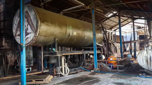 Kullanımdan kaldırılmış ahşap kaplama fabrikası, Eski Fabrika 'nın endüstriyel makineleri ve aletleri, yaşlanmakta olan bir ahşap fabrikasında bulunan Rusty büyük sanayi tesisleri, klasik bir endüstriyel titreşim yayıyor. Resim bozulma belirtilerini tasvir ediyor, si