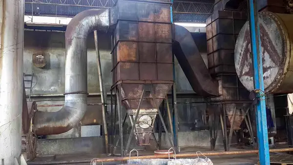 Kullanımdan kaldırılmış ahşap kaplama fabrikası, Eski Fabrika 'nın endüstriyel makineleri ve aletleri, yaşlanmakta olan bir ahşap fabrikasında bulunan Rusty büyük sanayi tesisleri, klasik bir endüstriyel titreşim yayıyor. Resim bozulma belirtilerini tasvir ediyor, si