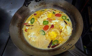 Rustik Pan 'da hindistan cevizi sütü ve sebzeli bol baharatlı yumurta çorbası, özgün ev yemekleri, gurme yemek sunumu ve iştah açıcı cazibe, özgün ev yemekleri çizimi için mükemmel..