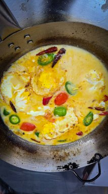 Rustik Pan 'da hindistan cevizi sütü ve sebzeli bol baharatlı yumurta çorbası, özgün ev yemekleri, gurme yemek sunumu ve iştah açıcı cazibe, özgün ev yemekleri çizimi için mükemmel..