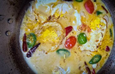 Rustik Pan 'da hindistan cevizi sütü ve sebzeli bol baharatlı yumurta çorbası, özgün ev yemekleri, gurme yemek sunumu ve iştah açıcı cazibe, özgün ev yemekleri çizimi için mükemmel..