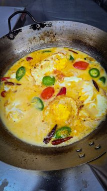 Rustik Pan 'da hindistan cevizi sütü ve sebzeli bol baharatlı yumurta çorbası, özgün ev yemekleri, gurme yemek sunumu ve iştah açıcı cazibe, özgün ev yemekleri çizimi için mükemmel..