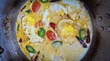 Rustik Pan 'da hindistan cevizi sütü ve sebzeli bol baharatlı yumurta çorbası, özgün ev yemekleri, gurme yemek sunumu ve iştah açıcı cazibe, özgün ev yemekleri çizimi için mükemmel..