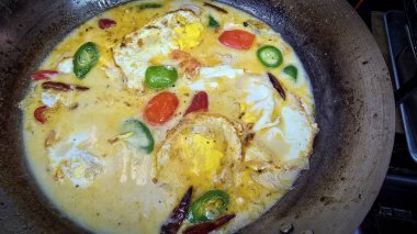 Rustik Pan 'da hindistan cevizi sütü ve sebzeli bol baharatlı yumurta çorbası, özgün ev yemekleri, gurme yemek sunumu ve iştah açıcı cazibe, özgün ev yemekleri çizimi için mükemmel..