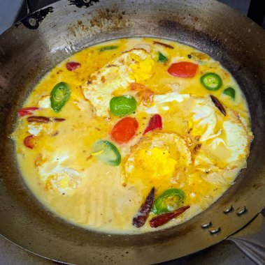 Rustik Pan 'da hindistan cevizi sütü ve sebzeli bol baharatlı yumurta çorbası, özgün ev yemekleri, gurme yemek sunumu ve iştah açıcı cazibe, özgün ev yemekleri çizimi için mükemmel..