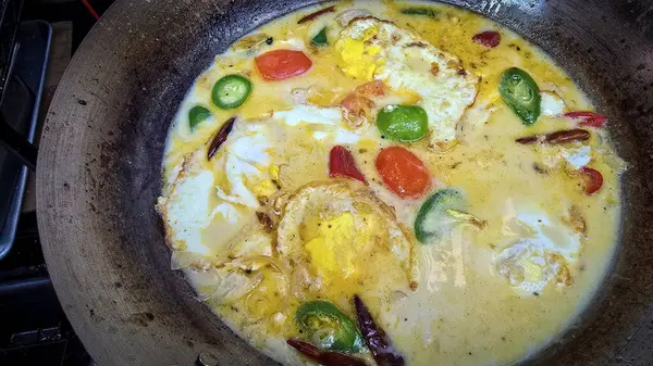 Rustik Pan 'da hindistan cevizi sütü ve sebzeli bol baharatlı yumurta çorbası, özgün ev yemekleri, gurme yemek sunumu ve iştah açıcı cazibe, özgün ev yemekleri çizimi için mükemmel..