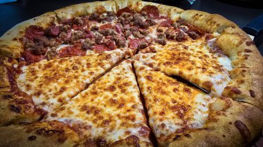 Tahta bir tahtanın üzerinde servis edilen peynirle et severlerin karışımından oluşan lezzetli bir pizza. Doldurulmuş altın peynir ve erimiş peynir taze ve karşı konulmaz lezzetleri vurgular ve ağız sulandırıcı bir mutfak deneyimi yaratır..