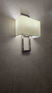 Minimalist tasarımı olan iç lamba, modern bir odanın çevresini hafifçe aydınlatıyor, Modern Lamba ile iç mekanda Yumuşak Işık