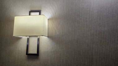 Minimalist tasarımı olan iç lamba, modern bir odanın çevresini hafifçe aydınlatıyor, Modern Lamba ile iç mekanda Yumuşak Işık