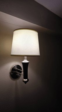 Minimalist tasarımı olan iç lamba, modern bir odanın çevresini hafifçe aydınlatıyor, Modern Lamba ile iç mekanda Yumuşak Işık