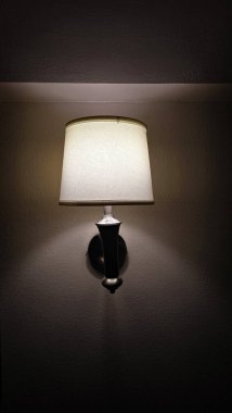 Minimalist tasarımı olan iç lamba, modern bir odanın çevresini hafifçe aydınlatıyor, Modern Lamba ile iç mekanda Yumuşak Işık