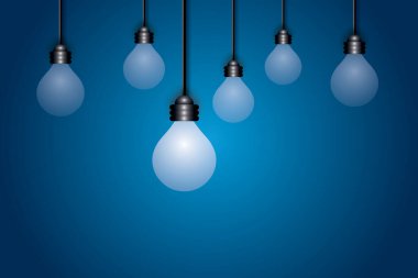 Koyu mavi arkaplanı olan parlak bir ampul. İş liderliği ya da başarıya yönelik hedefler, insanın yaratıcılığı gibi ilham verici fikirler. metin için boşluk kopyala. 3B tasarım biçiminin gösterimi.