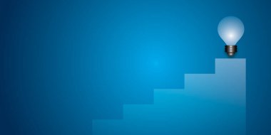 Koyu mavi arka planda merdiveni olan bir ampul. İş dünyasının ilham verici kavramları, başarının hedefleri, insanın yaratıcılığı. Metin için boşluk kopyala. resimleme tasarım biçimi.