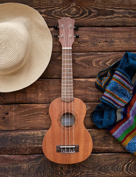 Ukulele Gitarre Auf Holzgrund Mit Strohhut Und Mexikanischem Rucksack — Stockfoto