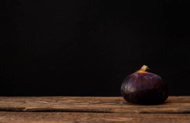 Siyah arka planda asolate edilmiş mor incir meyvesi