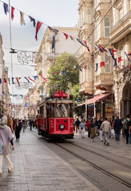 Beyoğlu 'ndaki Kızıl Tren. İstanbul 'daki Istiklal Caddesi' nde (popüler durak), Taksim Meydanı ile yeraltı demiryolu arasında tramvay hattı çalışıyor.