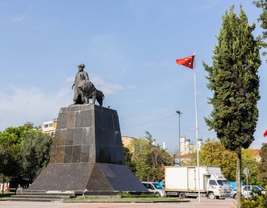 İstanbul Türk bayrağında heykel