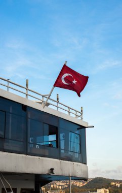 Teknede Türk bayrağı dalgalanıyor, mavi gökyüzü, İstanbul